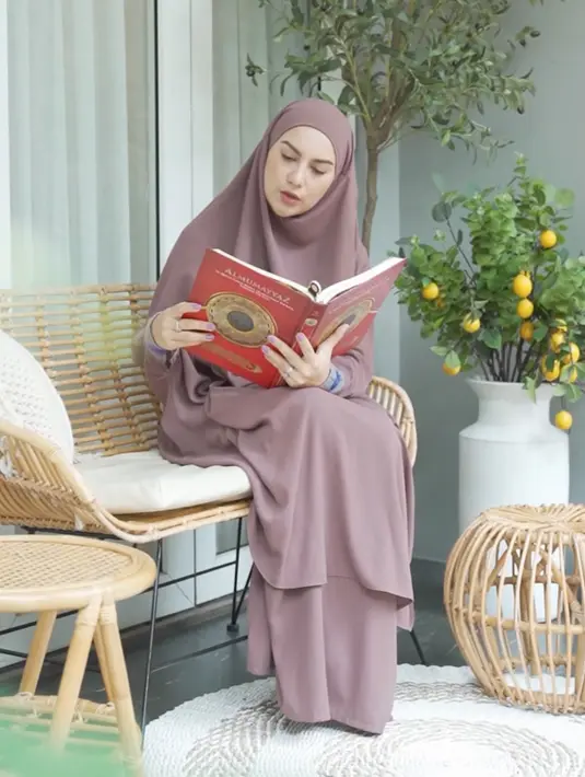 Irish Bella mengenakan one set warna prem, dari kerudung panjang instan dan one setnya. [@_irishbella_]