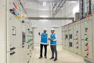 Petugas PLN melakukan pengecekan jaringan listrik melalui ruang kontrol di Jakarta. (Antara)