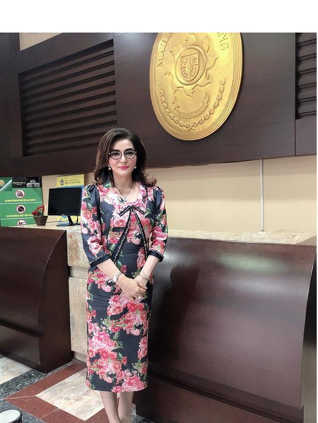 7 Gaya Fashion Tetty Paruntu, Bupati Minahasa yang Dipanggil ke Istana oleh Jokowi