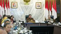 Menteri Koordinator Bidang Perekonomian Airlangga Hartarto saat memimpin Rapat Koordinasi Komite Kebijakan Pembiayaan Bagi UMKM yang bertempat di Loka Kretagama Gedung Ali Wardhana, Kamis (13/7/2023).