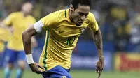 Neymar melakukan selebrasi usai jebol gawang Paraguay (AFP)