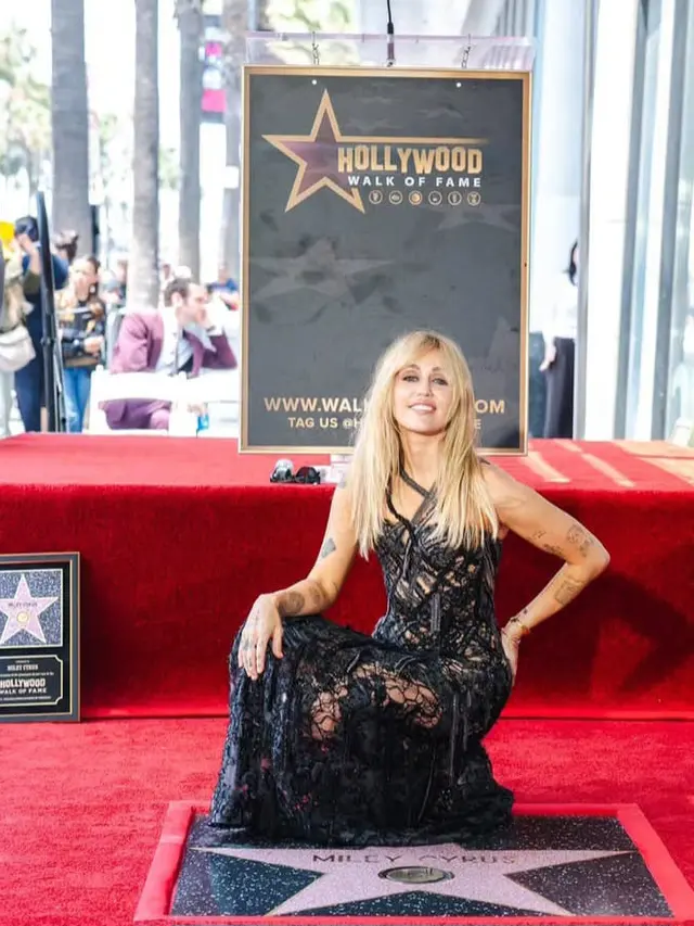 Busana Vintage Jadi Signature Style Miley Cyrus di Berbagai Momen Penting