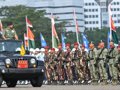 Panglima TNI Jenderal Gatot Nurmantyo memeriksa pasukan saat apel gelar Operasi Penegak Ketertiban (Ops Gaktib) di Monas, Jakarta, Kamis (14/1). 1.244 prajurit mengikuti Operasi Yustisi dengan sandi Citra Wira Dharma 2016. (Liputan6.com/Gempur M Surya)
