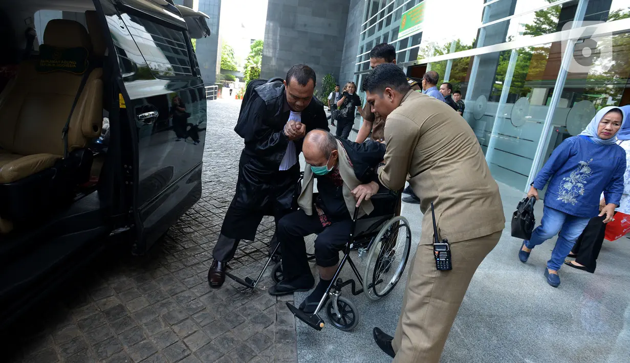 Terdakwa kasus kepemilikan senjata ilegal dan peluru tajam Kivlan Zen (tengah) usai menjalani sidang pembacaan eksepsi di PN Jakarta Pusat, Rabu (18/12/2019). Majelis hakim PN Jakarta Pusat menunda sidang Kivlan Zen hingga 2 Januari 2020 melihat kondisinya yang masih sakit. (merdeka.com/Imam Buhori)
