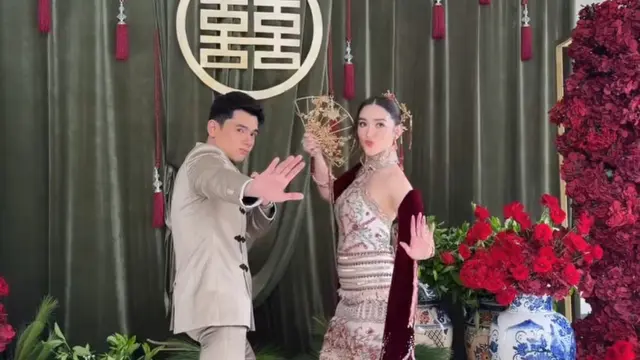 Ranty Maria saat Gelar Prosesi Tea Pai pakai Cheongsam dan syal velvet. [@brideswhisperer]