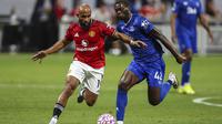 Bryan Mbeumo (kiri) dipepet Tim Iroegbunam di laga Manchester United vs Everton di Premier League Summer Series 2025 di Mercedes-Benz Stadium, Senin (04/08/2025). (AP Photo/Colin Hubbard)