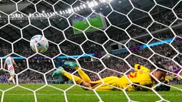 Pemain Kroasia Nikola Vlasic berjalan pergi setelah mencetak gol melewati kiper Jepang Shuichi Gonda saat adu penalti  pada pertandingan sepak bola babak 16 besar Piala Dunia 2022 di Stadion Al Janoub, Al Wakrah, Qatar, 5 Desember 2022. Jepang gagal memecahkan rekor menembus perempat final Piala Dunia 2022 usai disingkirkan Kroasia lewat adu penalti 1-3. (AP Photo/Frank Augstein)