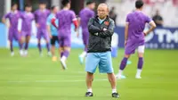 Pelatih Timnas Vietnam, Park Hang-seo saat latihan resmi menjelang laga semifinal Piala AFF 2022 melawan Timnas Indonesia yang berlangsung di Stadion Utama Gelora Bung Karno (SUGBK), Jakarta, Kamis (05/01/2023). (Bola.com/Bagaskara Lazuardi)