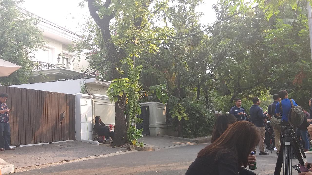 Kediaman cawapres Ma'ruf Amin masih tertutup rapat. Namun tampak sejumlah Paspampres telah berdatangan. (Liputan6.com/Ika Defianti)