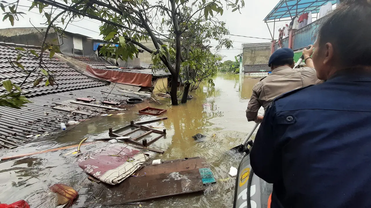 Kali Ledug di Tangerang meluap ke pemukiman warga akibat tanggul jebol. (Liputan6.com/Pramita Tristiawati)