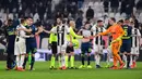 Para pemain Juventus dan Udinese bersalaman usai laga Serie A di Stadion Allianz, Turin, Jumat (8/3). Juventus menang 4-1 atas Udinese. (AFP/Miguel Medina)