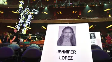 Foto penyanyi Jennifer Lopez tertempel di tempat duduk untuk ajang MTV Video Music Awards (MTV VMA) 2018 di Radio City Music Hall, New York, 17 Agustus 2018. JLo akan menghadiri MTV VMA lagi, setelah kehadiran terakhirnya pada 2001. (AFP/Angela Weiss)