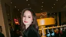 Sementara itu, Jasmine Meijers menghadirkan gaya yang lebih manis namun tetap chic. Ia memadukan cropped jacket hitam dengan rok tekstur ringan, lalu melengkapi look dengan tas Coach bernuansa earthy tone.  [Dok/KANMO GROUP].