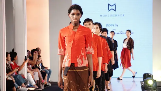 [Bintang] Dewi Sri Rebut Hati Pengunjung Fashion Nation 2018