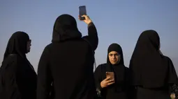 Umat muslim berkumpul melaksanakan salat Idul Adha di sebuah taman kota campuran Yahudi dan Arab, Jaffa, Israel, Jumat (31/7/2020). Ini adalah Idul Adha pertama sejak awal pandemi COVID-19. (AP Photo/Oded Balilty)