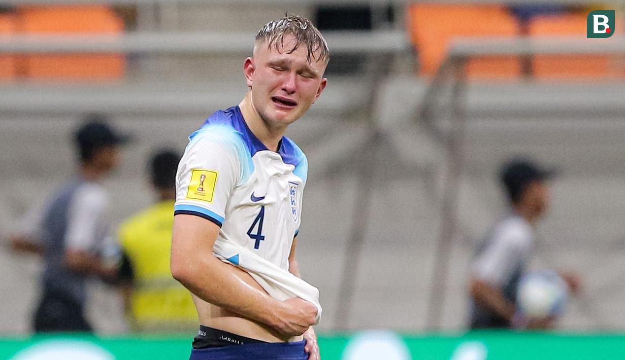 Pemain Timnas Inggris U-17, Finley McAllister, menangis setelah wasit meniup peluit panjang tanda pertandingan berakhir saat pertandingan babak 16 besar Piala Dunia U-17 2023 melawan Timnas Uzbekistan U-17 yang berlangsung di Jakarta International Stadium, Rabu (22/11/2023) sore WIB. (Bola.com/Bagaskara Lazuardi)