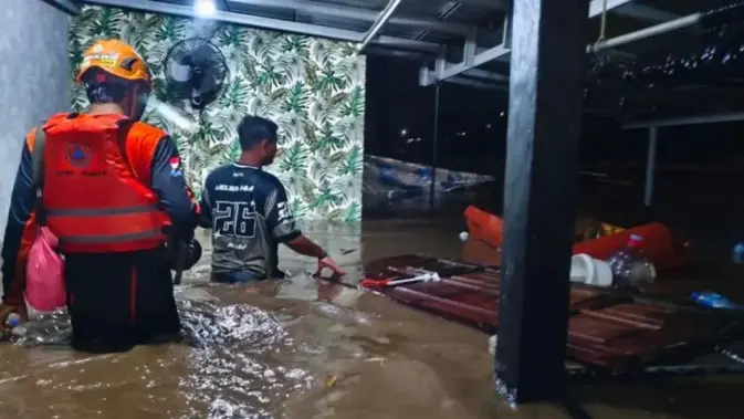 Banjir di Jember: Jembatan Putus, Pesantren Terendam Air dan Ratusan Warga Mengungsi
