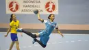 Pebola tangan putri Indonesia, Fitri Anggi Yani, terbang untuk membobol gawang Filipina pada International Handball Federation Trophy 2016 di Jakarta, Sabtu (5/3/2016). (Bola.com/Vitalis Yogi Trisna)