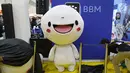  Karakter boneka Moon menghiasi booth BBM di Popcon Asia 2017, di JCC Jakarta, Sabtu (05/8). BBM hadir pada acara tersebut untuk memperkenalkan Webcomics for BBM dan BBM Sticker Factory. (Liputan6.com/Fery Pradolo)