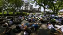 Sejumlah warga berbaring melakukan 'die-in' di depan Atomic Bomb Dome di Hiroshima, Jepang, Rabu  (5/8/2015). Jepang akan memperingati 70 tahun serangan terhadap Hiroshima, di mana AS menjatuhkan bom atom di 6 Agustus 1945. (REUTERS/Thomas Peter)