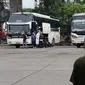 Bus AKAP terparkir di Terminal Kampung Rambutan Jakarta, Senin (30/3/2020). Untuk mencegah penyebaran virus Corona COVID-19, Dishub Pemprov DKI Jakarta menghentikan sementara layanan Bus Antar Kota Antar Provinsi pertanggal 30 Maret 2020 pukul 18.00 WIB. (Liputan6.com/Helmi Fithriansyah)