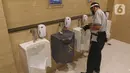 Pekerja membersihkan toilet di Mall Margo City, Depok, Jawa Barat, Selasa (9/6/2020). Pusat perbelanjaan atau mal di Kota Depok akan mulai dibuka pada 16 Juni 2020 dengan menerapkan sejumlah aturan protokol kesehatan yang ketat. (Liputan6.com/Herman Zakharia)