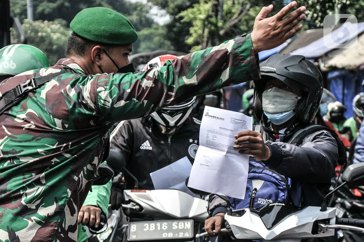 Suasana Penyekatan PPKM Darurat di Jalan Basuki Rahmat