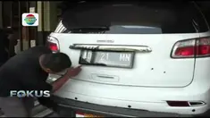 Akibat tembakan tersebut, setidaknya empat lubang bekas peluru menembus bagian belakang mobil yang tengah di parkir di garasi rumah. 