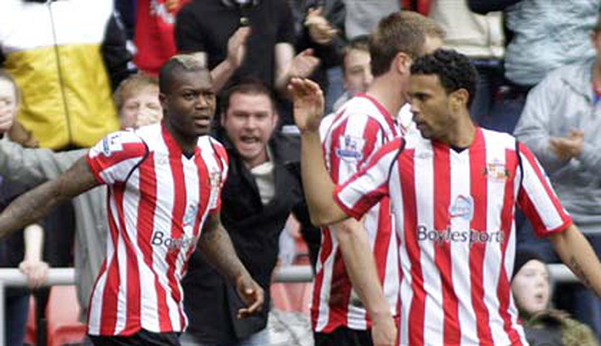 Sunderland&#039;s Djibril Cisse celebrates scoring against Hull City during an English FA Premier League match at Stadium of Light, England, on April 18, 2009. AFP PHOTO/GRAHAM STUART