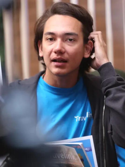 Adipati Dolken Akui Lebih Enak Liburan Sendiri Photo