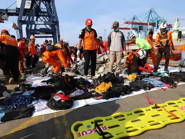 Tim penyelamat mengumpulkan barang korban jatuhnya pesawat Lion Air JT 610 di Tanjung Priok, Jakarta Utara, Senin (29/10). Barang-barang penumpang dikumpulkan di Posko Basarnas Jakarta International Container Center II. (RESMI MALAU/AFP)