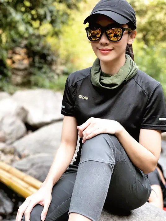 Gaya Ririn Dwi Ariyanti saat berpetualang denga mengenakan pakaian serba hitam ini curi perhatian. Terlebih gayanya saat memakai kacamata dan bertopi ini berhasil menjadi sorotan. Foto ini pun banjir pujian dari netizen. (Liputan6.com/IG/@ririndwiariyanti)