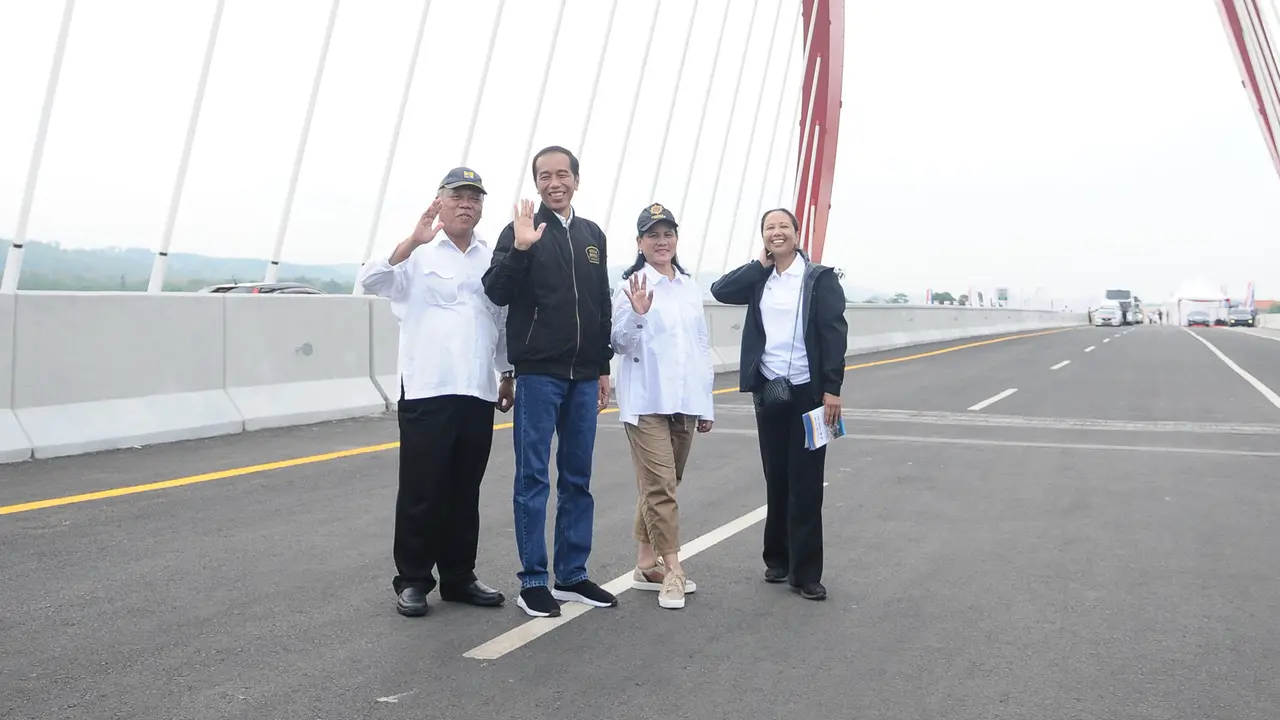 Gaya Jokowi Saat Resmikan Tiga Ruas Tol Trans Jawa