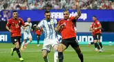 Pemain Argentina Lionel Messi berebut bola dengan pemain Mesir Ramy Rabia selama pertandingan sepak bola babak 16 besar Piala Dunia antara Argentina dan Mesir di Atlanta, Selasa, 7 Juli 2026. (AP Photo/Erik S. Lesser)
