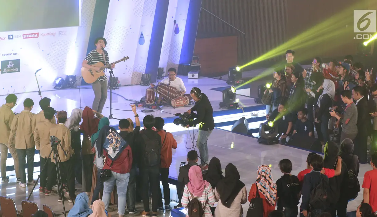 Musisi Budi Doremi saat bernyanyi pada gelaran EGTC 2018 Bandung di Graha Sanusi Hardjadinata, Universitas Padjajdaran, Bandung, Rabu (5/12). Budi Doremi membawakan lagu-lagu diantaranya, Tolong, Friendzone, Doremi. (Liputan6.com/Helmi Fithriansyah)