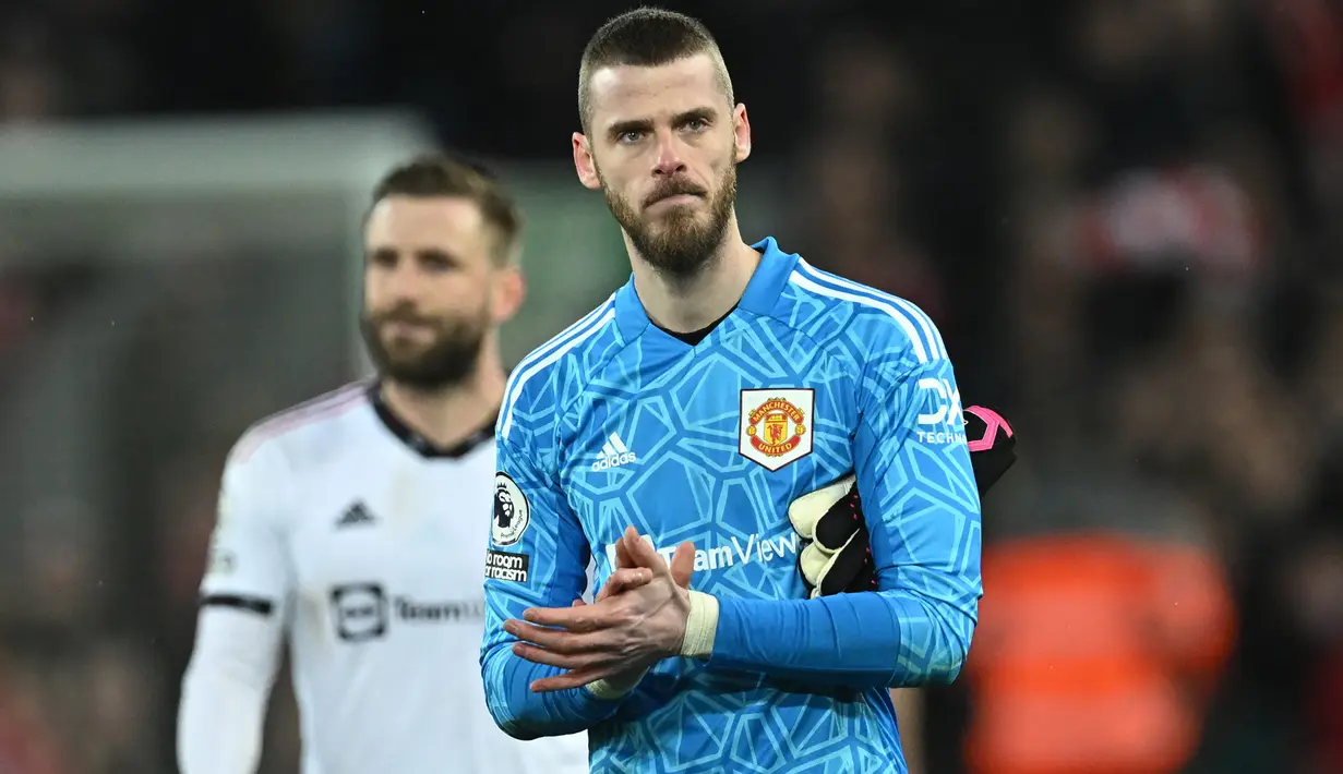 <p>Reaksi kecewa kiper Manchester United, David De Gea setelah dikalahkan Liverpool pada laga Liga Inggris 2022/2023 di Anfield Stadium, Liverpool (5/3/2023). Dilepas gratis Manchester United setelah 12 tahun bersama akibat tak menemui titik temu perihal perpanjangan kontrak, David De Gea kini tengah jadi incaran beberapa klub Arab Saudi dan klub La Liga. (AFP/Paul Ellis)</p>