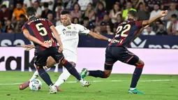 Dua gol tersebut menambah catatan gol Kylian Mbappe pada musim ini. Sejauh ini, ia sukses melesatkan 9 gol dalam 7 penampilannya bersama Los Blancos di semua kompetisi. (AFP/Jose Jordan)