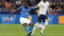 Penyerang Italia, Mario Balotelli menendang bola saat bertanding pada pertandingan persahabatan melawan Prancis di stadion Allianz Riviera di Nice, Prancis selatan (1/6). Prancis menang telak 3-1 atas Italia. (AP Photo / Claude Paris)