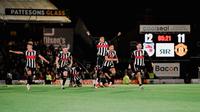 Para pemain Grimsby Town berlari merayakan kemenangan atas Manchester United pada putaran 2 Carabao Cup 2025/2026. (Dok. Grimsby Town Ofisial)