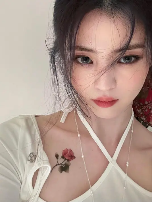 Tak melulu pakai baju hitam, Han So Hee kenakan v-neck halterstrap top putih pamer tato mawar di dada [@xeesoxee]