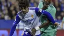 Pemain depan Real Madrid, Vinicius Junior berusaha merebut bola bek Real Zaragoza, Julian Delmas  pada pertandingan Copa del Rey di stadion La Romareda di Zaragoza (29/1/2020). Real Madrid melaju mantap ke perempatfinal Copa del Rey setelah mengalahkan Zaragoza 4-0. (AFP Photo/Jose Jordan)