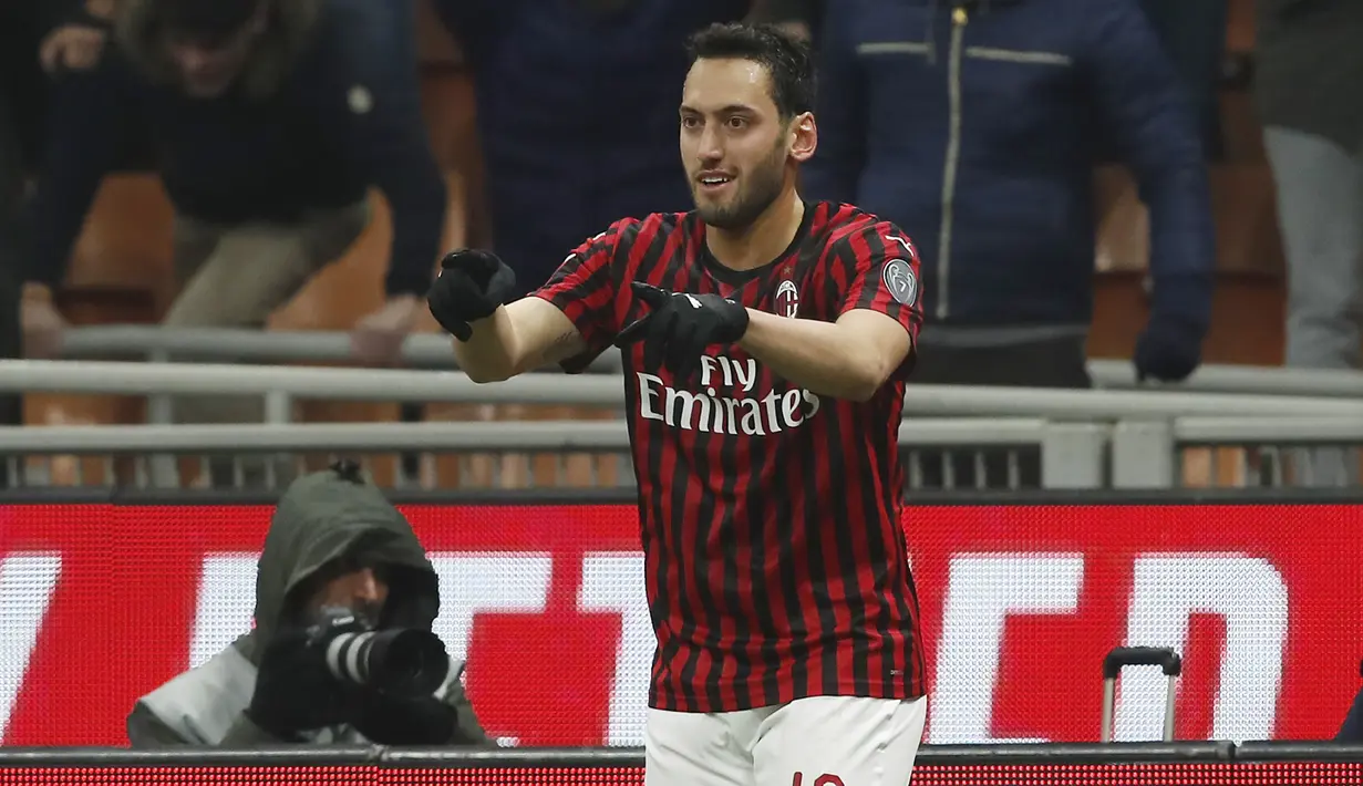 Gelandang AC Milan, Hakan Calhanoglu berselebrasi usai mencetak gol ke gawang Torino pada perempat final Coppa Italia di stadion San Siro, Milan (28/1/2020). Calhanoglu mencetak dua gol dipertandingan ini dan mengantra Milan menang 4-2 atas Torino. (AP Photo/Antonio Calanni)