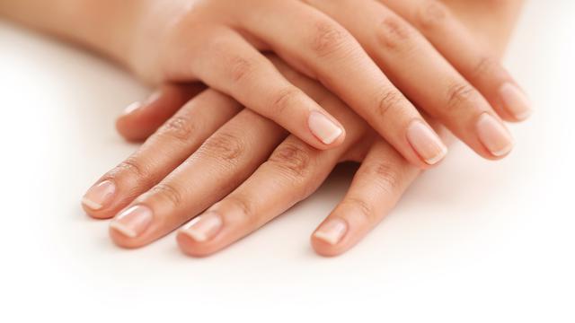 kuku yang sehat dengan rutin memakai minyak ikan