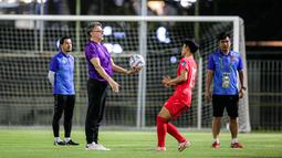 Pelatih Vietnam, Philippe Troussier, saat memimpin sesi latihan jelang laga melawan Timnas Indonesia di Lapangan A Senayan, Jakarta, Rabu (20/3/2024). Timnas Vietnam akan menjalani laga krusial melawan timnas Indonesia pada lanjutan Grup F Kualifikasi Piala Dunia 2026 zona Asia. (Bola.com/Bagaskara Lazuardi)