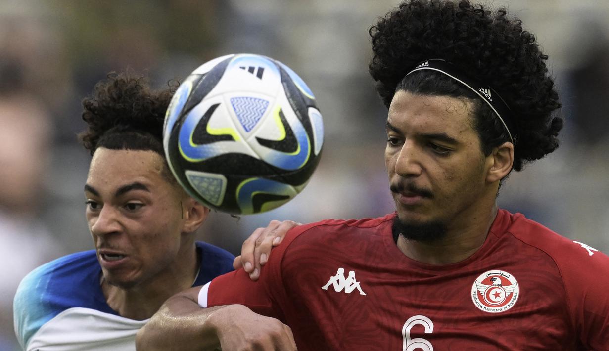 Striker Timnas Inggris U-20, Samuel Edozie (kiri) berebut bola dengan gelandang Timnas Tunisia U-20, Ghaith Ouahabi pada laga Grup E Piala Dunia U-20 2023 di Unico Diego Armando Maradona Stadium, La Plata, Argentina, Selasa (23/5/2023) dini hari WIB. (AFP/Juan Mabromata)