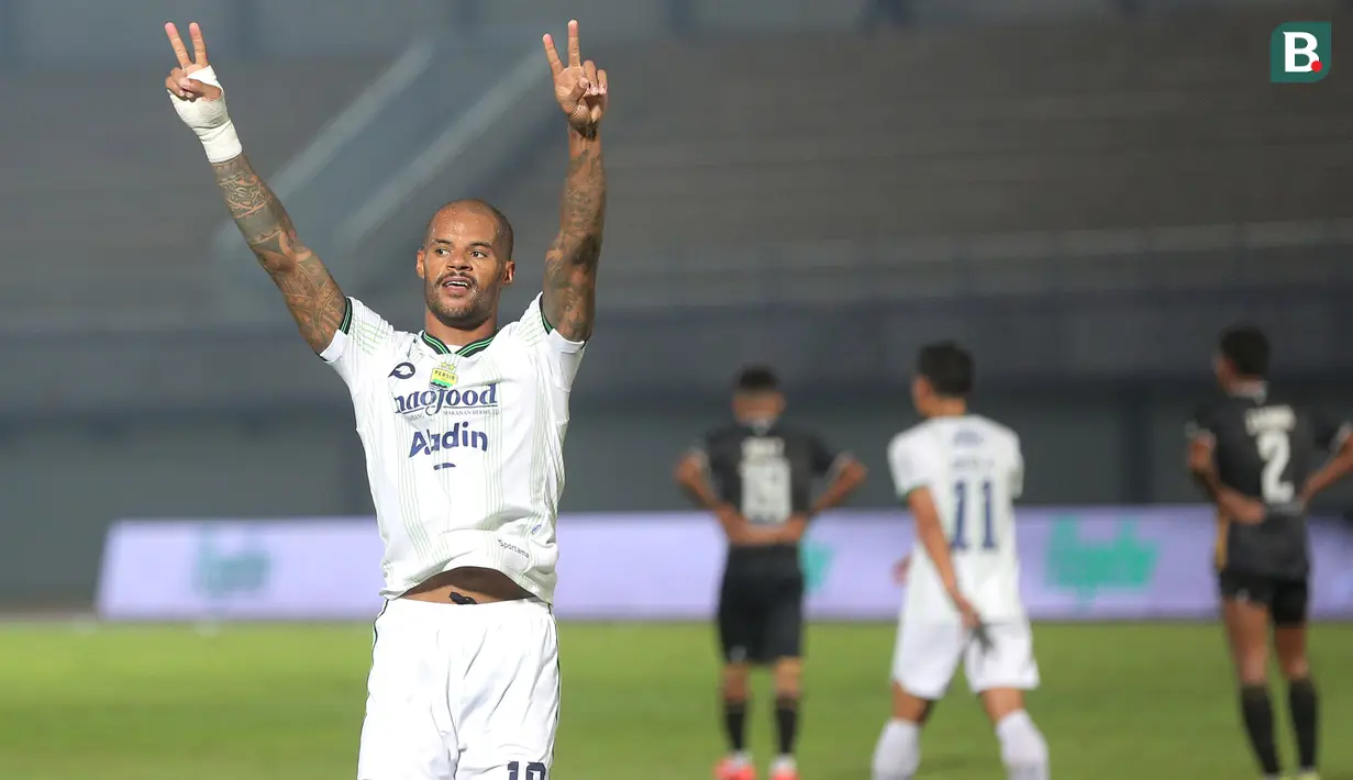 <p>Pemain Persib Bandung, David da Silva melakukan selebrasi setelah mencetak gol ke gawang Dewa United pada laga pekan ke-20 BRI Liga 1 2023/2024 di Stadion Indomilk Arena, Tangerang, Minggu (26/11/2023). (Bola.com/M Iqbal Ichsan)</p>