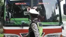 Polisi memberhentikan Metromini yang melintasi jalur bus Transjakarta di Jalan Yos Sudarso, Jakarta, Senin (21/1). Razia rutin ini digelar untuk menjaring pengendara yang nekat menerobos jalur bus Transjakarta. (Merdeka.com/Iqbl Nugroho)