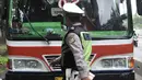Polisi memberhentikan Metromini yang melintasi jalur bus Transjakarta di Jalan Yos Sudarso, Jakarta, Senin (21/1). Razia rutin ini digelar untuk menjaring pengendara yang nekat menerobos jalur bus Transjakarta. (Merdeka.com/Iqbl Nugroho)