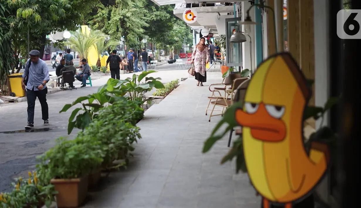 Pengunjung beraktivitas di sekitar kawasan M Bloc Space, Blok M, Jakarta, Senin (14/10/2019). Ruang kreatif baru tersebut berdiri di atas lahan Peruri dengan luas 7.000 meter persegi. (Liputan6.com/Immanuel Antonius)