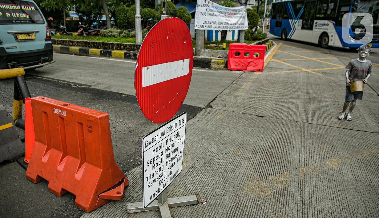 Manusia perak terlihat di kawasan rendah emisi Kota Tua, Jakarta, Rabu (17/2/2021). Kualitas udara di kawasan Kota Tua Jakarta membaik setelah kebijakan Low Emission Zone (LEZ) atau Zona Emisi Rendah diberlakukan sejak 8 Februari 2021. (Liputan6.com/Faizal Fanani)